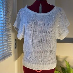 WD. NY women white and silver shortsleeved pullover knit top. Size S. Used.